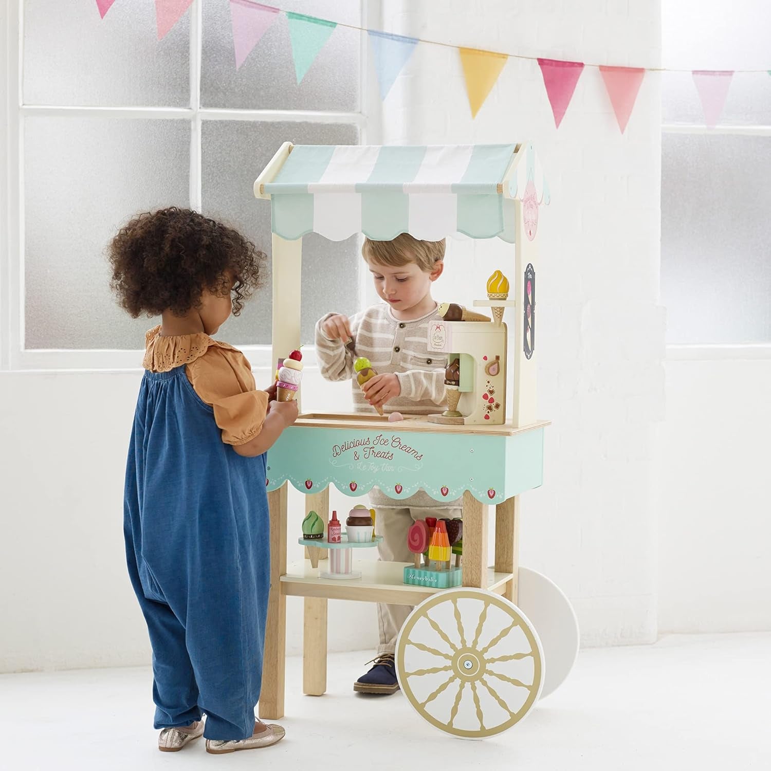 Le Toy Van - Ice Cream Machine and Wooden Ice Cream Set - Pastel Ice Cream Cones - Pretend Play Magnetic Toy Food - Role Play Food - Play Food Sets for Children - Wooden Food - Age 3 Years +