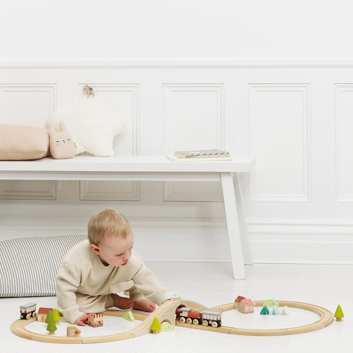 Le Toy Van Wooden Train Set with Figure of 8 Train Track, Plastic Free Set with Universal Compatible Train Track, Suitable for 36+ Months, Girls and Boys, TV702