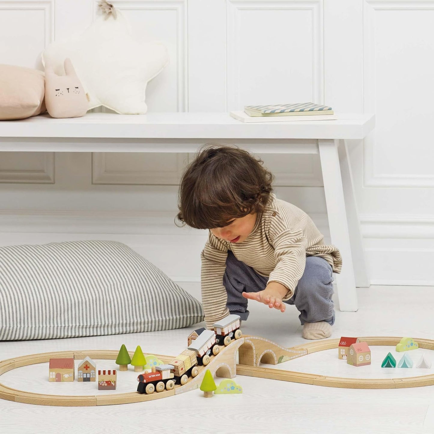 Le Toy Van Wooden Train Set with Figure of 8 Train Track, Plastic Free Set with Universal Compatible Train Track, Suitable for 36+ Months, Girls and Boys, TV702